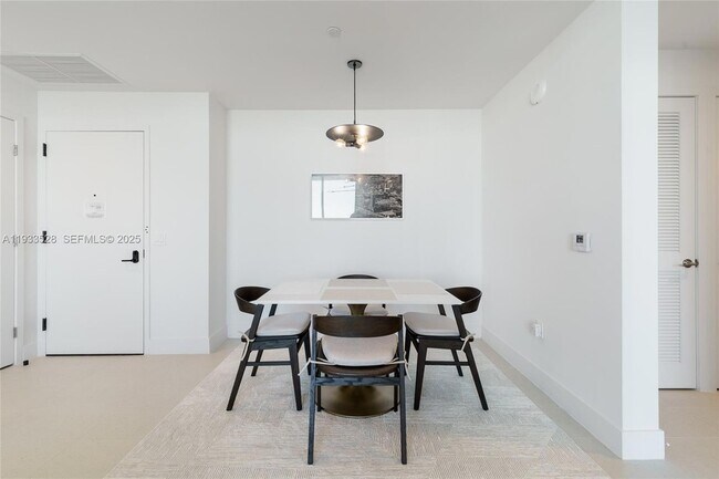 Building Photo - 601 NE 1st Ave