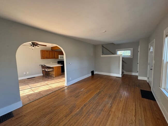 Building Photo - 3 bedroom 1 bath home with a sunroom in Davenport