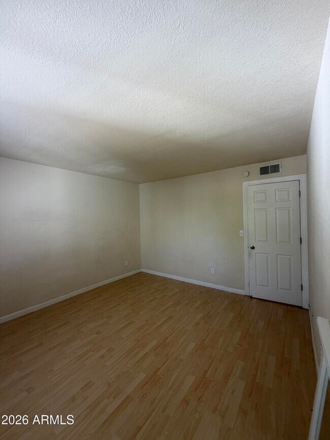 Building Photo - 740 W Elm St