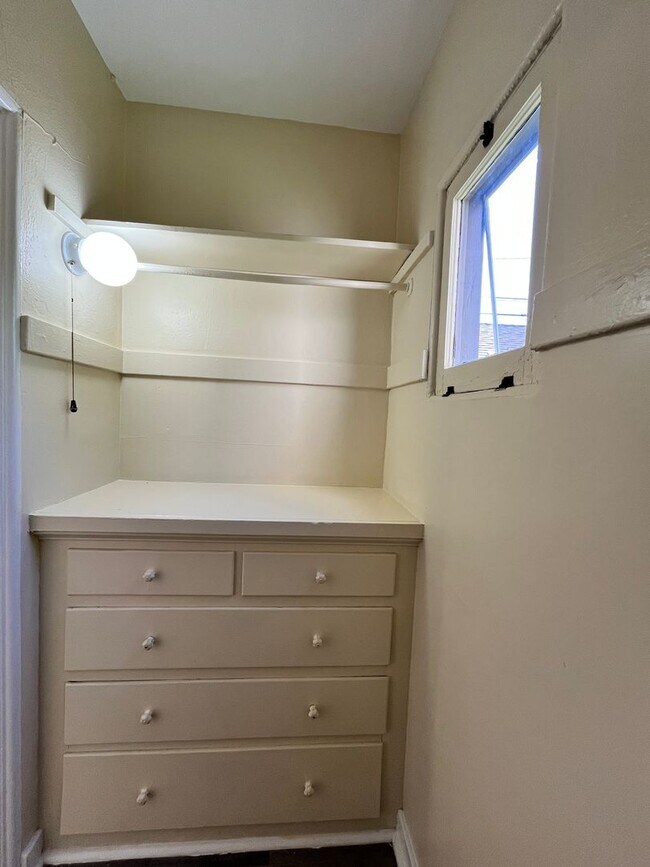 Building Photo - LARGE DOWNSTAIRS ONE BEDROOM ONE BATH!