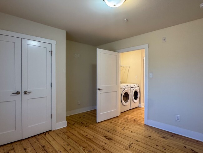 Building Photo - 106 N Main St