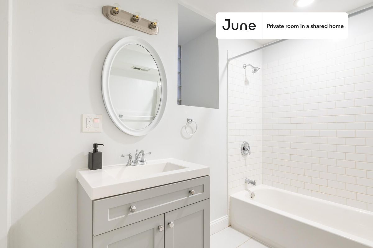 Building Photo - Room in Shared 3 bed/2 bath home in Near West Side