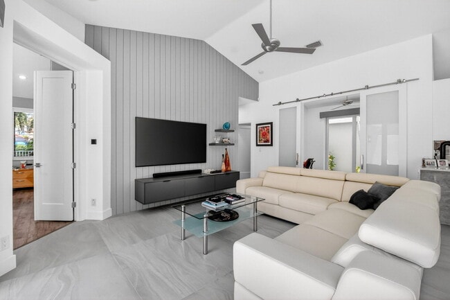Building Photo - 5063 Ventura Dr