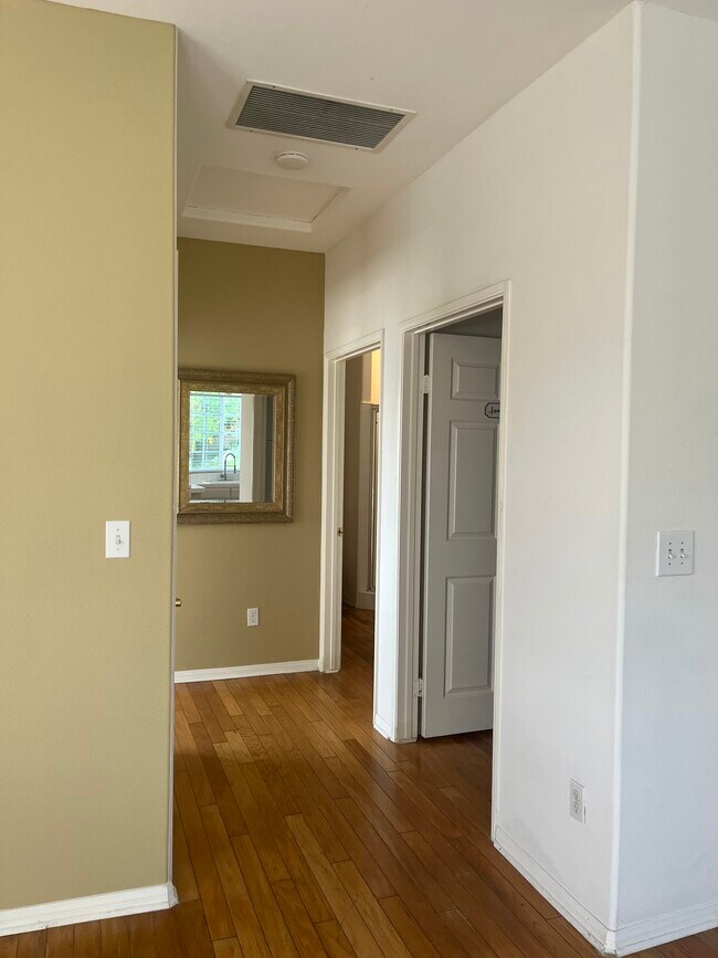 Building Photo - 8960 Camellia Ct