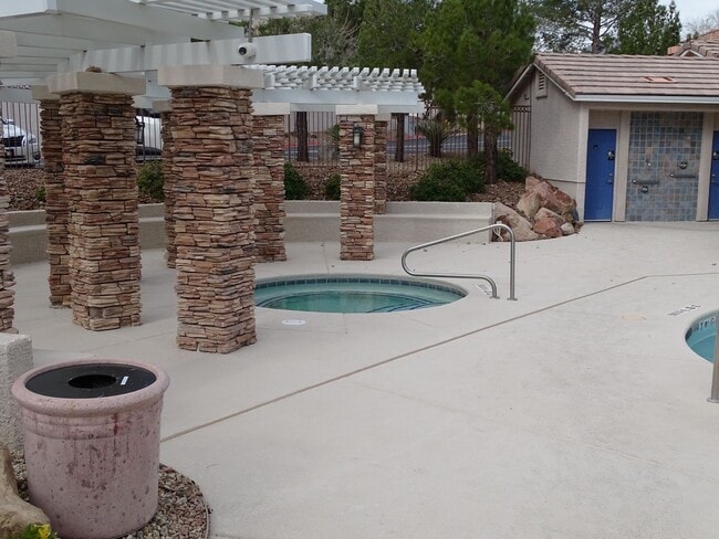 Building Photo - Beautiful One Story 2 Bedroom Townhome Wit...
