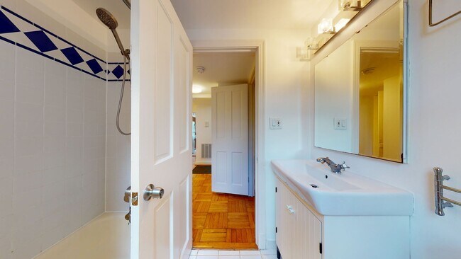 Building Photo - Spacious, Light-filled One Bedroom One Bat...