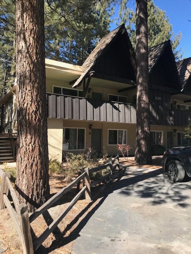 Building Photo - UNFURNISHED Upgraded Condo in Central loca...