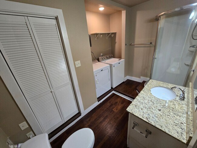Building Photo - Bryan - 4 bedroom / 2 bath / fenced in bac...