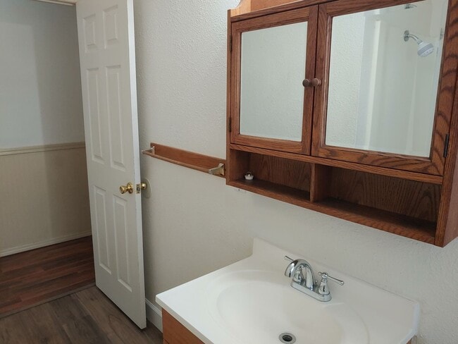 Building Photo - 4 Bedroom, 2 Bath Home Central Coeur d'Alene