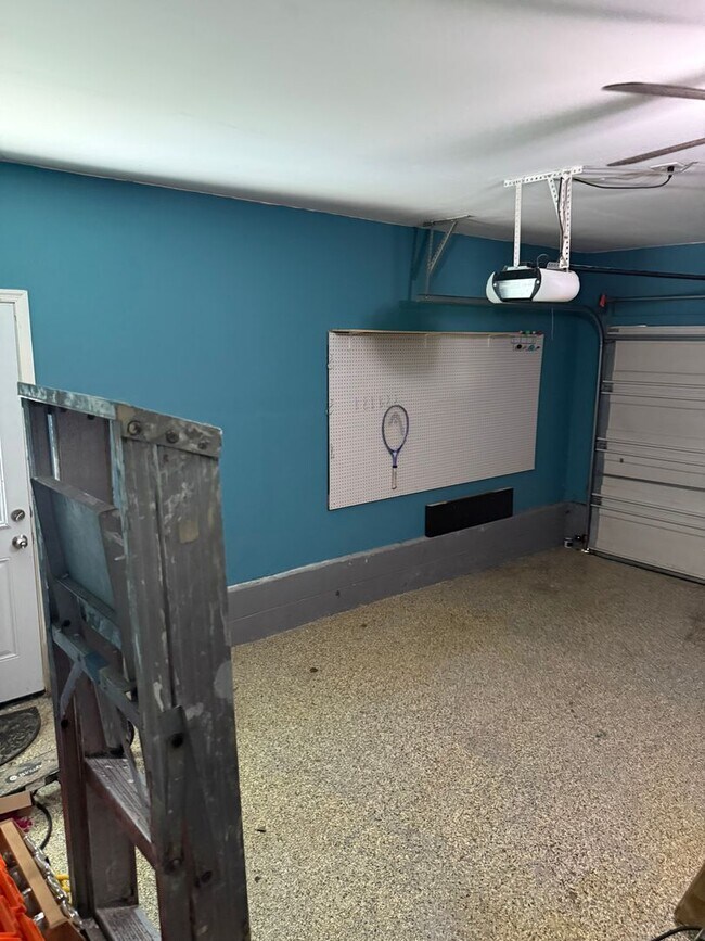 Building Photo - Beautiful 4 bedroom house in a great schoo...