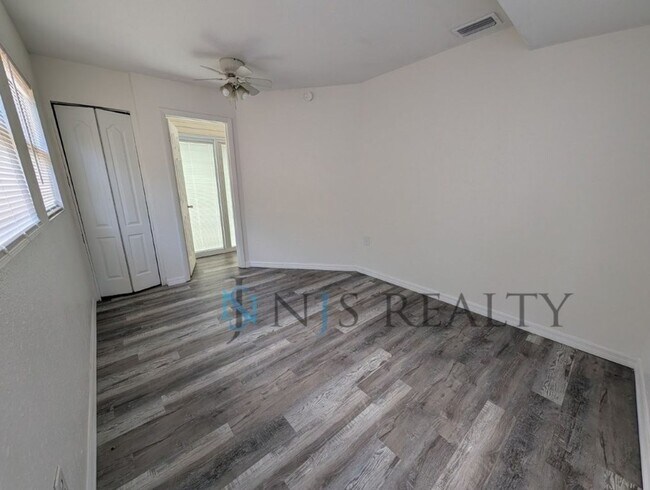 Building Photo - 3/1 over 1000sf home with New flooring, FRESH paint, open floorplan!!