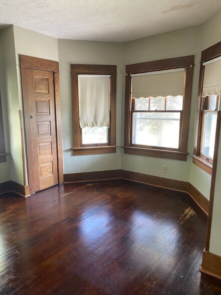 Building Photo - 127 Iroquois Ave