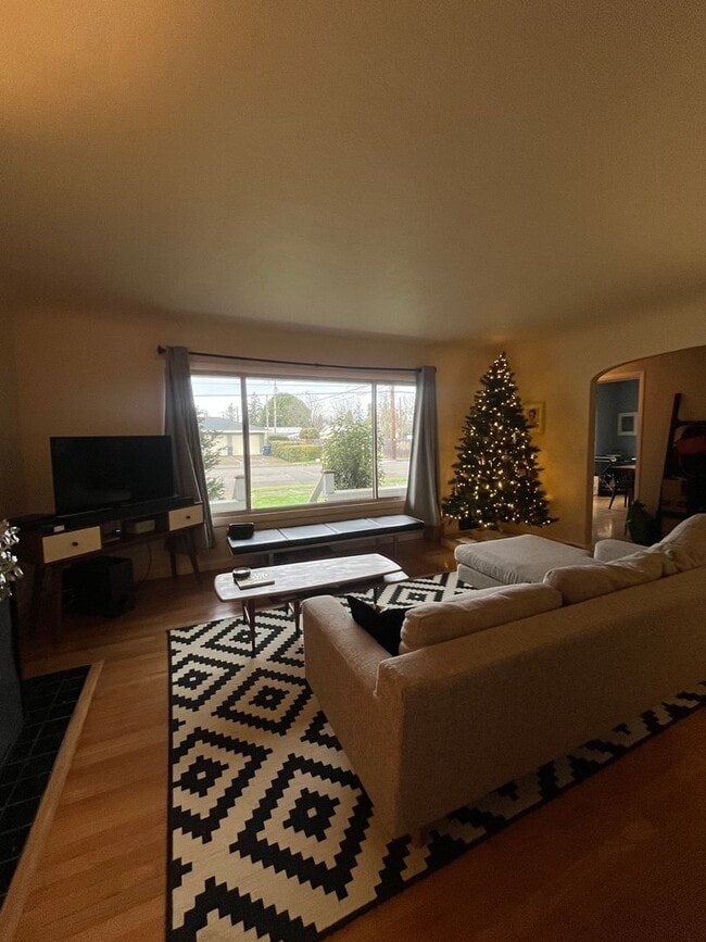 Building Photo - 4-Bedroom 3-Bathroom Home in Springfield