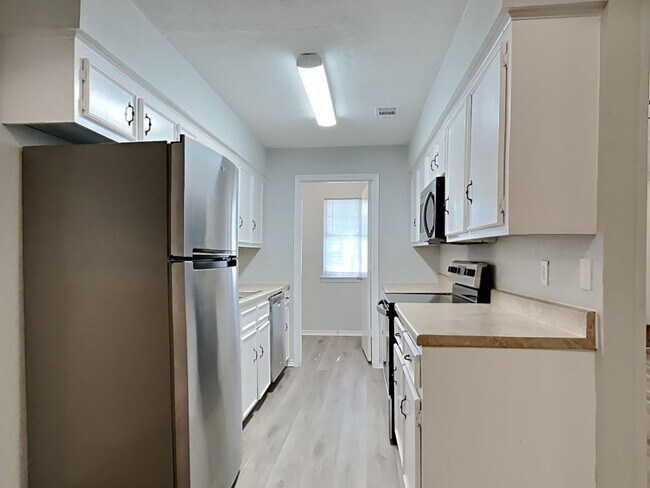 Building Photo - Spacious 3-Bed, 2-Bath Home with Garage, F...