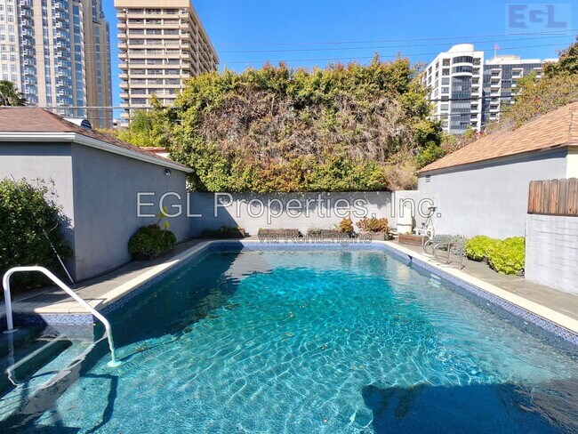 Building Photo - 10749 Wellworth Ave