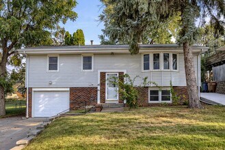 Building Photo - Must See Updated Bellevue Home!!