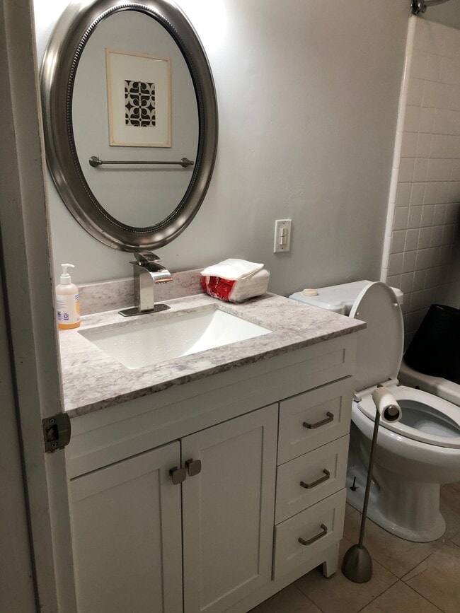 Full Bath with Tub - 960 Larrabee St