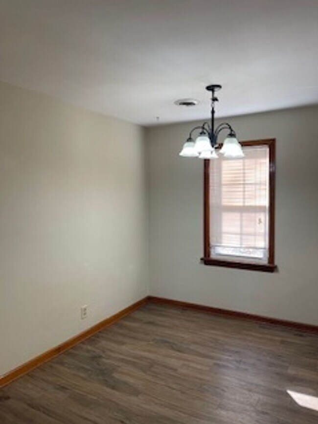 Building Photo - Great Springfield Location! 2 Bed / 1 Bath