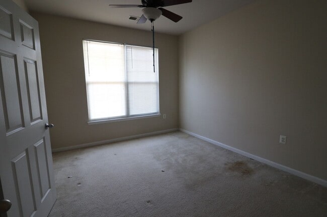 Building Photo - Rare 2BR 2BA 2 Level Condo With Garage