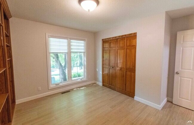 Bedroom/office on main floor - 1524 Foxfire Dr
