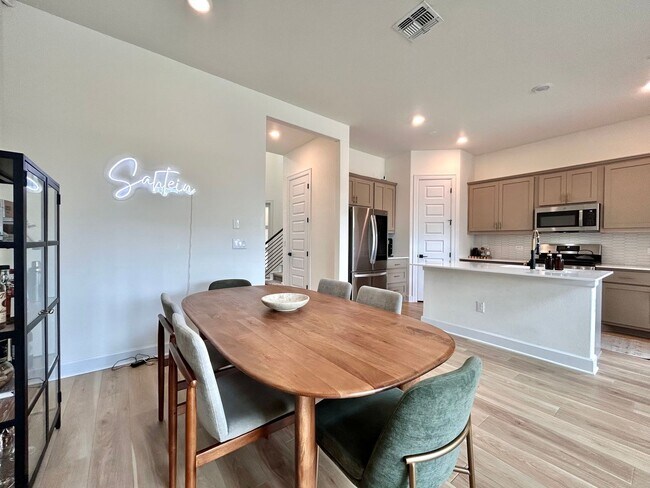 Building Photo - Spacious & Beautiful 3/BR 2/BA Two-Level Home with Garage & Fenced Yard