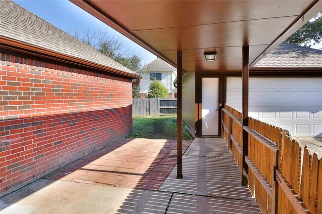 Building Photo - 1902 Triple Mast Cir