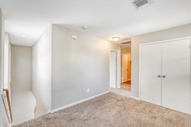 Building Photo - 8010 Suffield Glen Ln