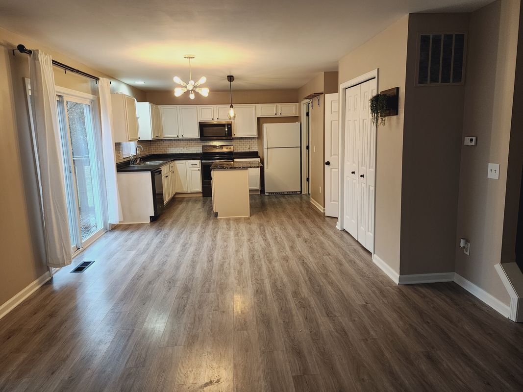 Building Photo - 5184 Meadow Crest Cir