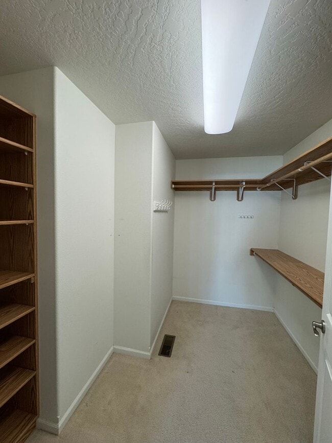Building Photo - 3 Bedroom Townhome