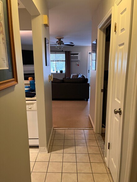 Building Photo - 8 Rose Ln