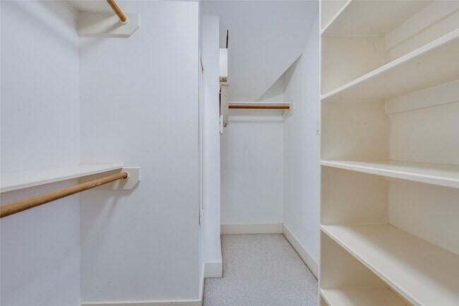 Building Photo - 609 Lester St