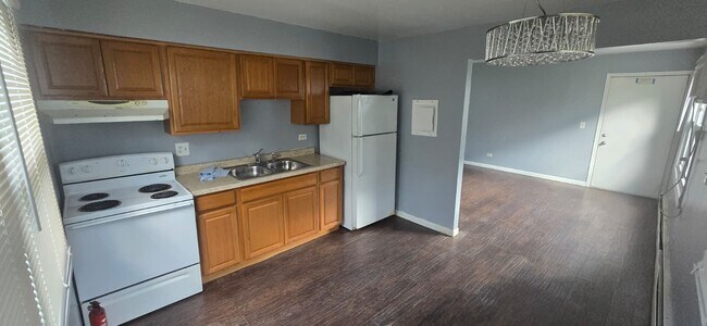 Building Photo - 11 S Whispering Hills Dr