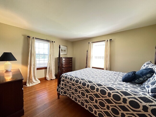 Building Photo - Fully Furnished/Inclusive 2 Bedroom/1 Bathroom Rancher For Rent