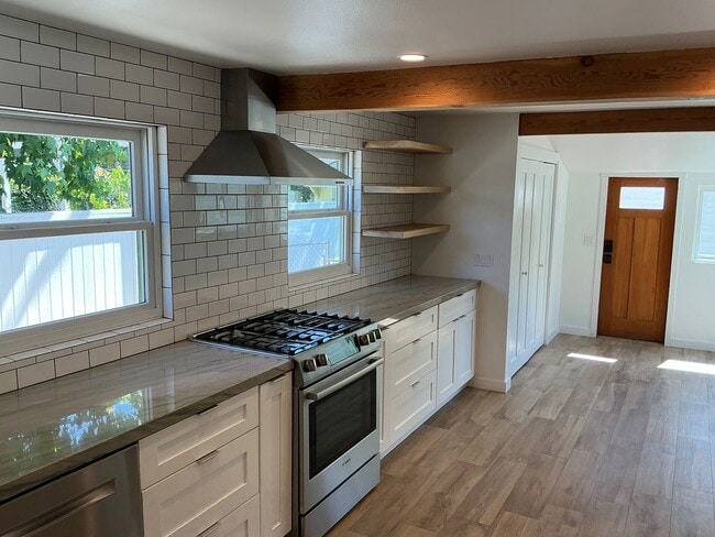 Building Photo - Beautiful 4 Bedroom 2 Bath Home in Old Tow...