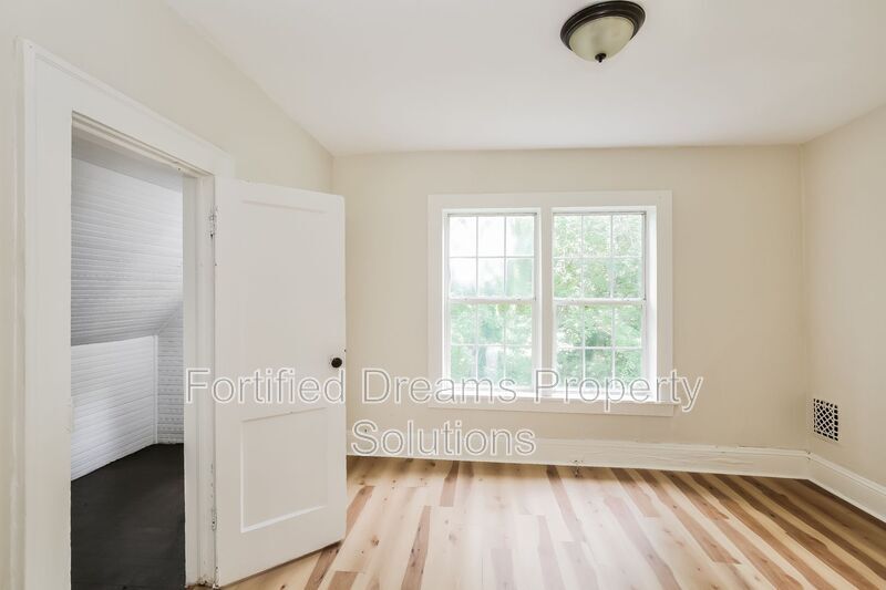 Building Photo - 2218 Greenway Ave NW