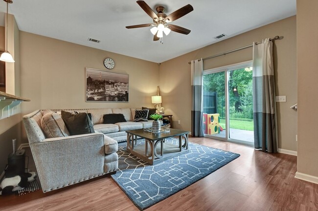 Building Photo - 3 Bedroom Townhouse