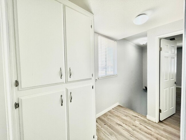 Building Photo - Charming 2 Bedroom 1.5 Bathroom Townhome w...