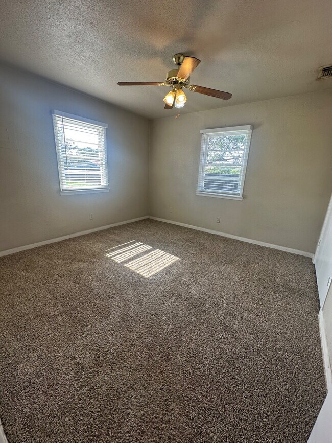 Building Photo - Spacious 2/1 in Petersburg, TX
