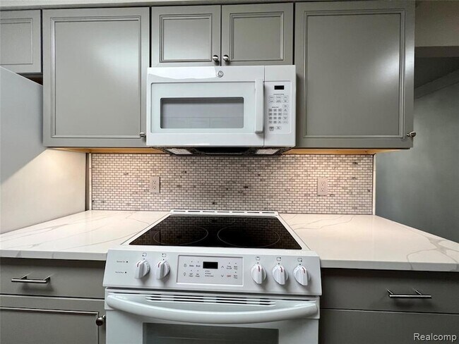 Building Photo - 521 E University Dr