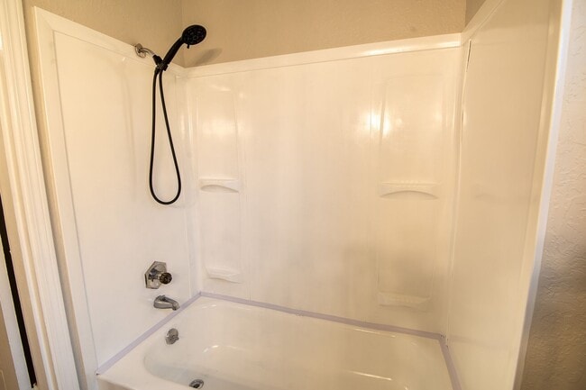 Building Photo - Newly-Remodeled 2 Bed, 1 Bath House