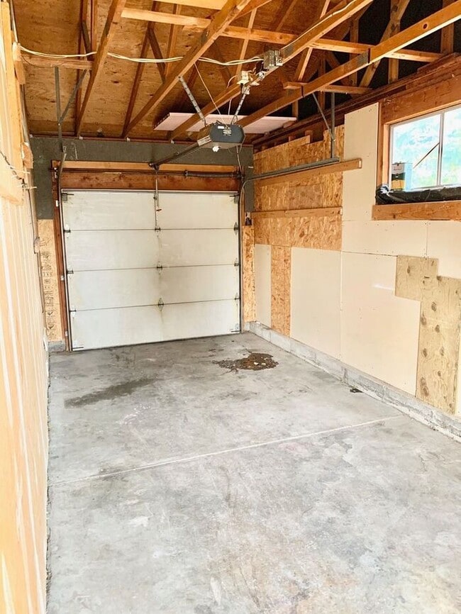 Building Photo - Spacious 3 Bedroom 2 Bath Ranch Style Home...