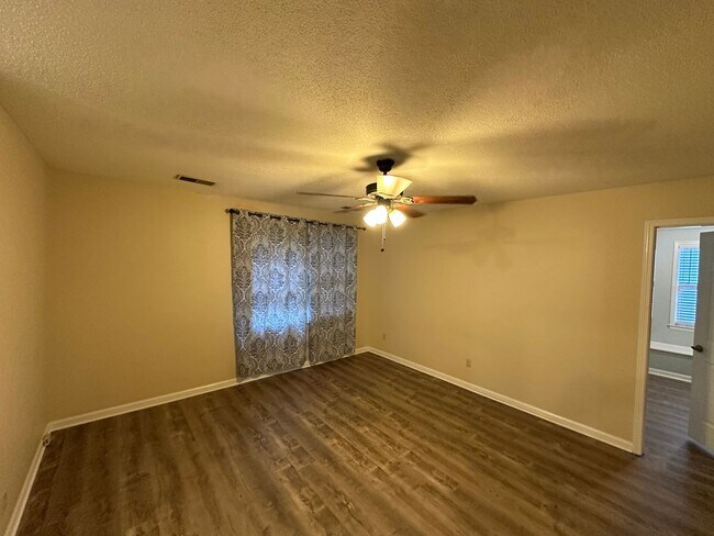Building Photo - Showings may begin 7/1/26. Spacious Germantown home! Walking distance to Farmington Elementary. S...