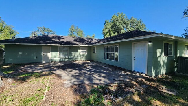 Building Photo - 906 Avenue A