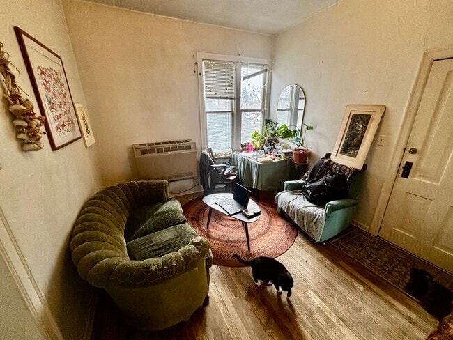 Building Photo - 404 S Van Buren St