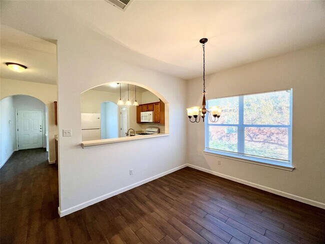 Building Photo - 804 N Creek Blvd