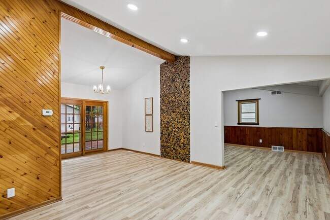 Building Photo - 1819 Elmwood Dr