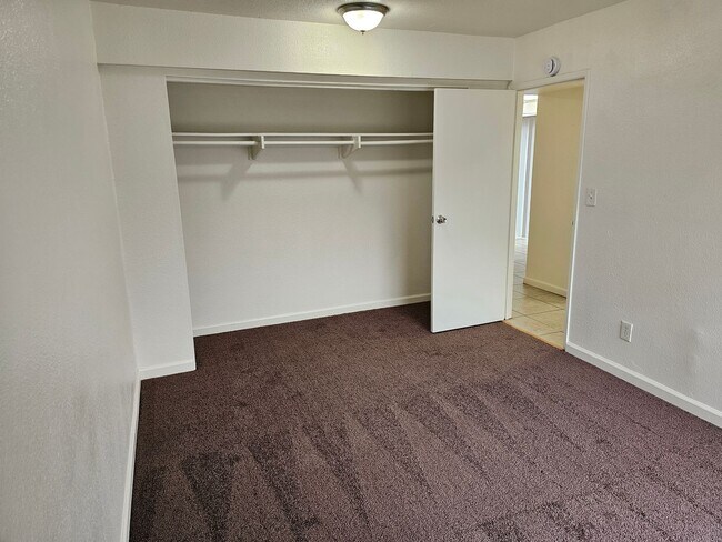 Building Photo - (Section-8 Ok) 3-Bed Apartment home with C...
