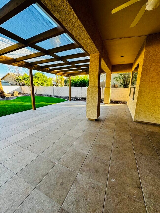 Building Photo - FOR RENT