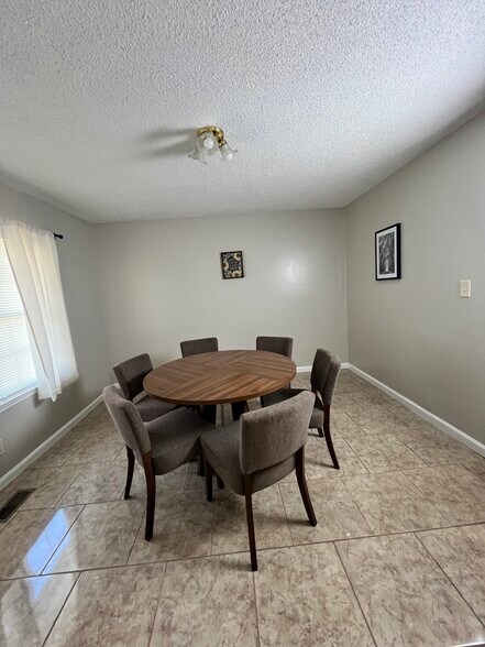 Building Photo - 333 Chapman Rd