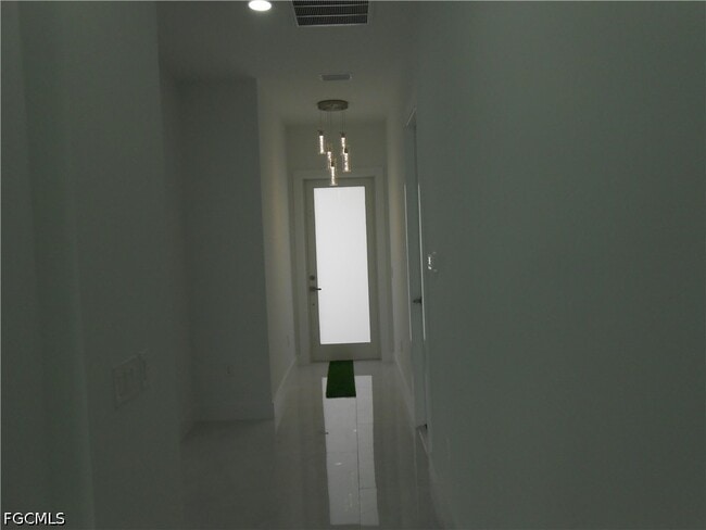 Building Photo - 320 Poplar St